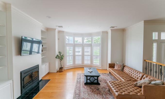 Hyde Park House | Roomy Stay in Houston’s River Oaks District! 3BR, 3.5BA, Prime Location!