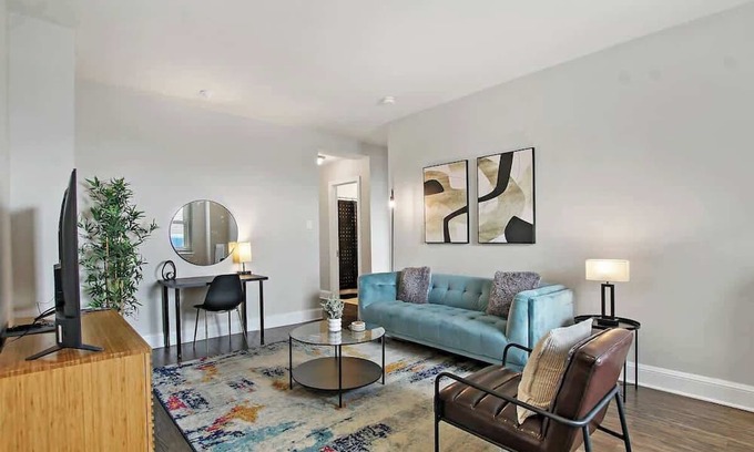 Hyde Park Apartment | 1BR Sleek and Comfy Chicago Apartment