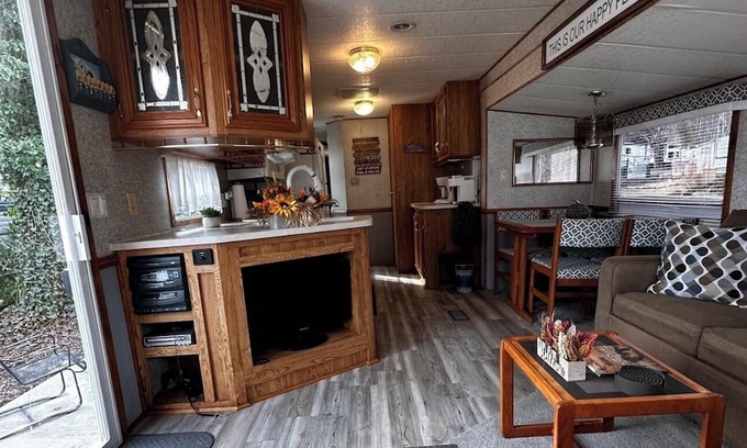 Gatlinburg - Pigeon Forge RV Rental | Bearfoot Retreat. Located in Gatlinburg, Tennessee. Cozy camper . Pet friendly.