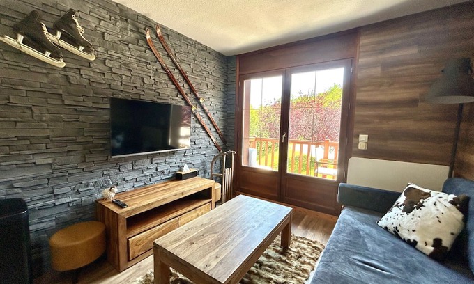 Flumet Apartment | Apartment at the foot of the slopes, swimming pool, sauna, linen included and pets allowed.