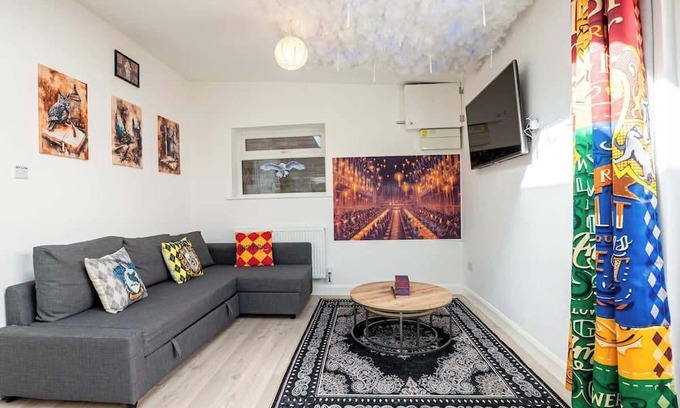 Watford Apartment | Spacious 1-BR Flat in Watford |Warner Bros. Studio