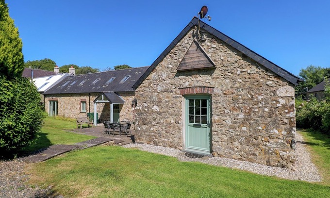 Hayscastle Cross Cottage | CARREG LAS, pet friendly, country holiday cottage in Wolfscastle