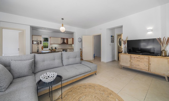 Sissi Villa | Villa Yiayia: Relaxing by the sea (Heated pool)