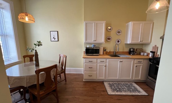 Ashtabula Apartment | Charming 1-bedroom apartment with AC, WiFi on Bridge Street
