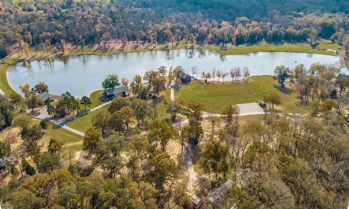 Van Zandt County House | Premier country house with top amenities in Ben Wheeler near Canton Trade Days