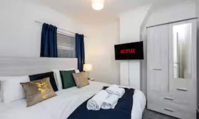 Morriston House | King Beds, Street Parking, Smart Tv's every room!