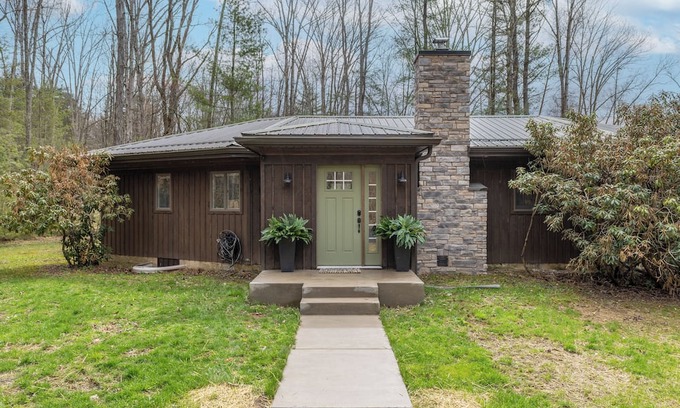 Mattawana House | Charming 4-bedroom house on 16+ Acres with Creek, Hiking Trails and Hot Tub
