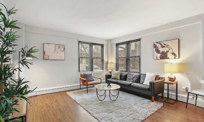 Hyde Park Apartment | 1BR Bright and Airy Apt in Hyde Park