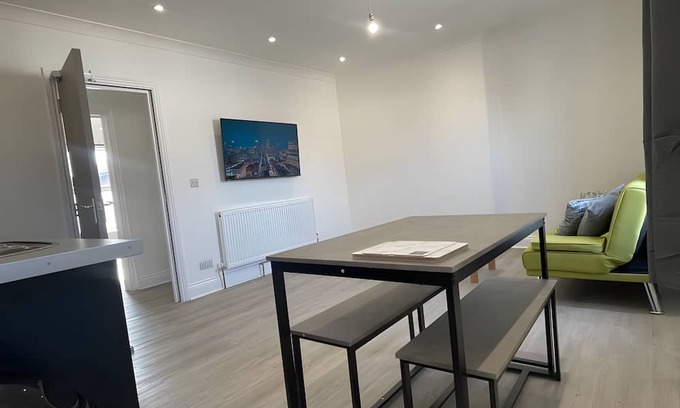 Peterborough Apartment | Modern Flat in PE1 City Centre
