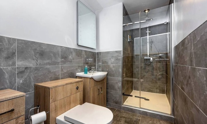 Margam Apartment | En-Suite Single Room, Microwave & Fridge, Parking