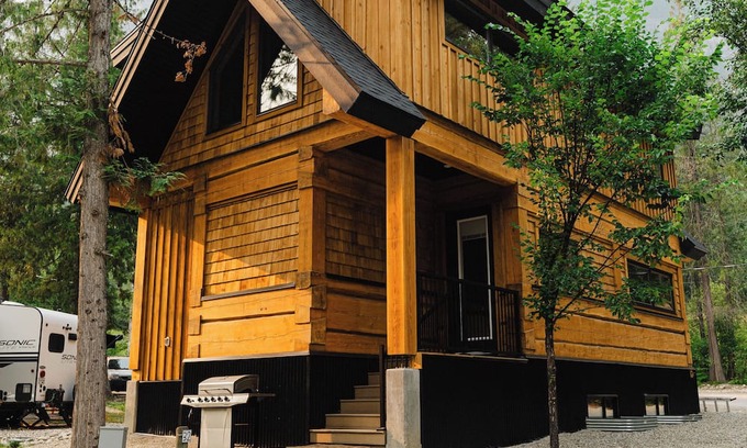 Revelstoke Hotel | Modern 4-Bedroom Luxury CT Lodge Experience