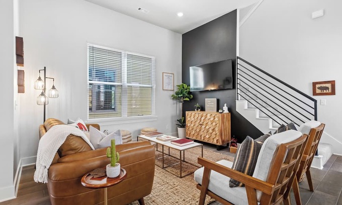 Fayetteville House | Hog Heaven-Steps to DT Fayetteville-Sleeps 8, Pets Allowed, Wifi, Parking