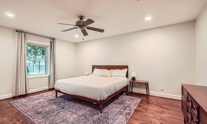 Braeswood Place House | Family-Friendly Home in Braeswood - Prime Location