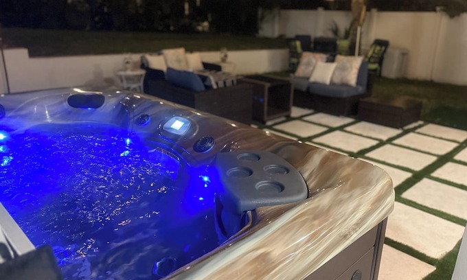 Lake Worth Corridor Resort | tFamily Retreat | Pool, Hot Tub, Game Room & Outdoor Kitchen at Coconut Trail