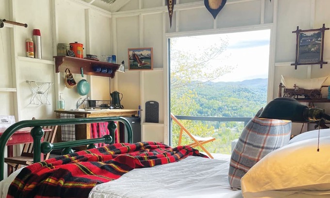 Stockbridge Cabin | 1950s "Retro" Cabin in Vermont w/Breathtaking Views!