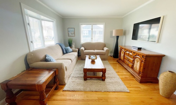 Bristol House | Coastal&Historic Charm - Short Walk to the Heart of Bristol and local favorites!