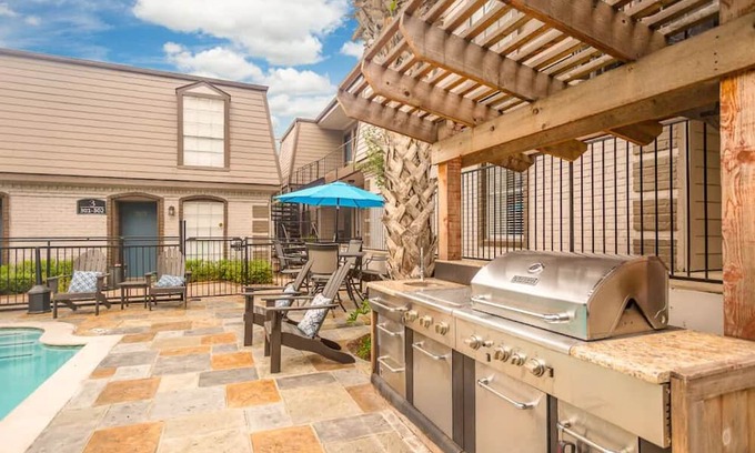 Spring Branch East Apartment | 2-bedroom Apartment Uptown with WiFi, Fitness Room, Pool, AC, Crib, WFH friendly