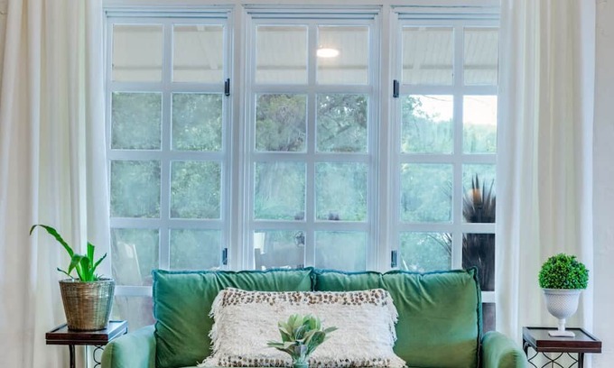Mineral Wells House | Gorgeous Ridge View Retreat.Historic Casa.Sleeps 11 .Walk to River. ADA Acc.