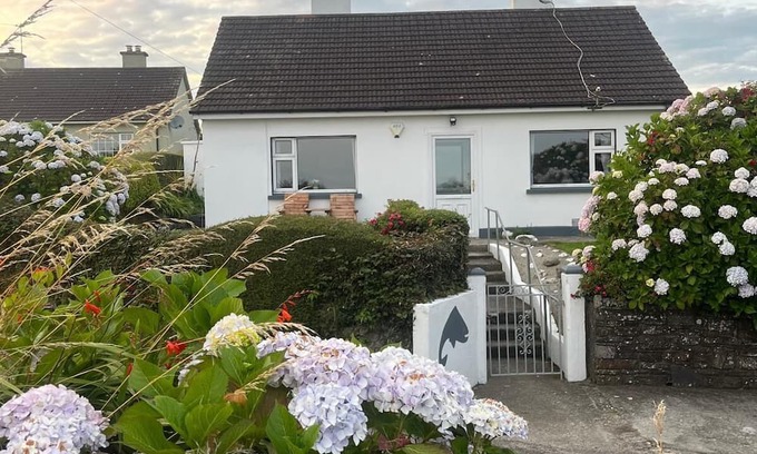 Clonakilty Cottage | Welcoming 3-bedroom cottage with WiFi in Cork