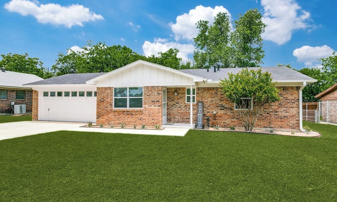 Keller House | Charming 2-bedroom house in lovely Keller with WiFi, AC
