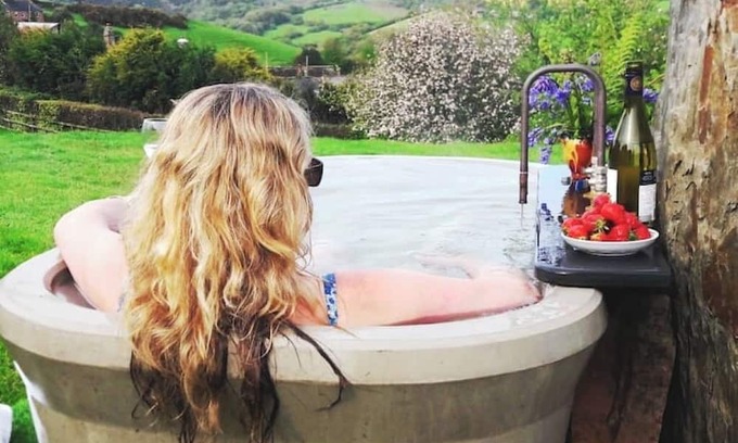 Berrynarbor House | North Devon cosy Shepherds Hut plus outdoor bath. Romantic getaway.