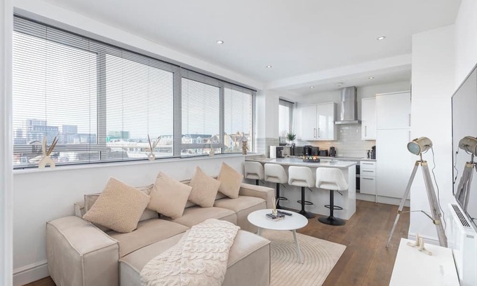 Hove Apartment | 10 minutes from Brighton Pier! | Luxury 2-Bed Hove | Suite Escape