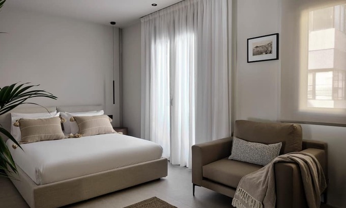 Khalandrion House | Endearing Athens Suite | Helios Suite | 1 Bedroom | Private Furnished Balcony | Prime Location | Chalandri
