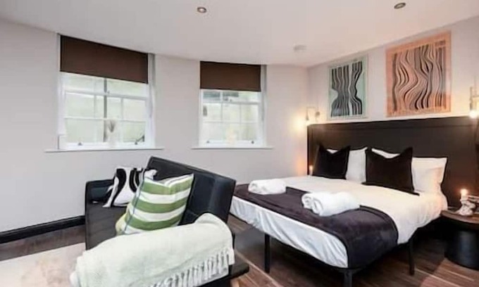 Hove Apartment | Studio by the Sea (close proximity to beach front & centre of town)