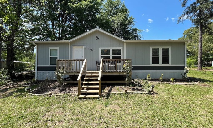 Chandler House | Water-view, 3-bedroom in Chandler with AC, WiFi