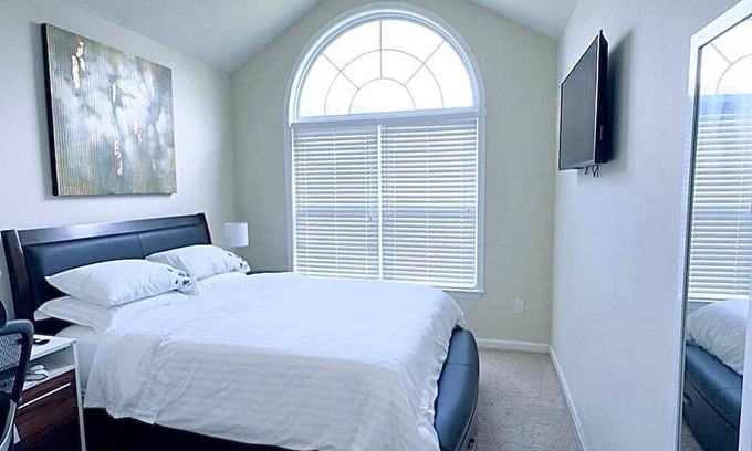 Statesboro House | Cozy bedroom with private bathroom