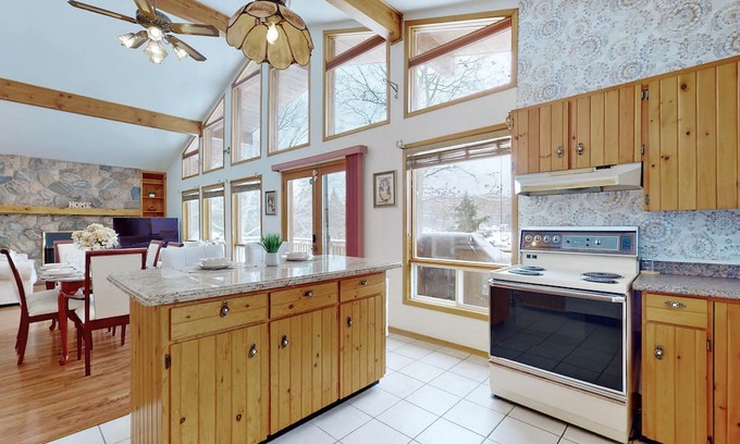Katrine House | Charming lakefront cottage on Little Doe Lake in Muskoka
