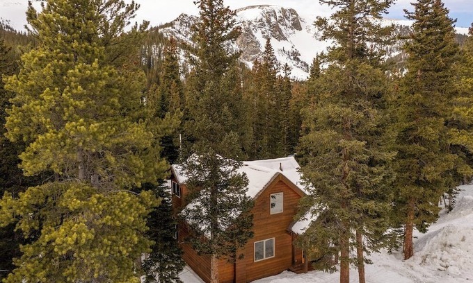Saint Mary's Cabin | Jake's Cabin · Classic Mountain Retreat with Stunning Views