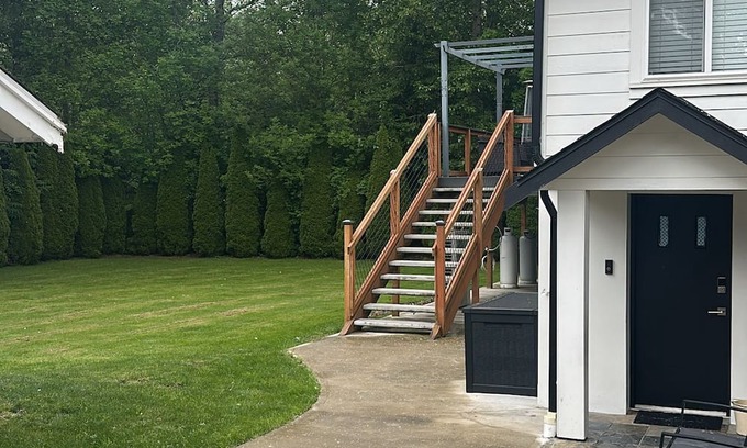 North Rose Hill Apartment | Cozy 1-bedroom apartment in delightful Kirkland with WiFi, AC