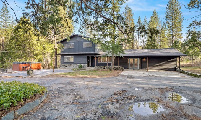 Oakhurst House | 2 Units! 9 Bed/5 Bath, 2 Hot Tubs, 2 Game Rooms! Main House + Barn!