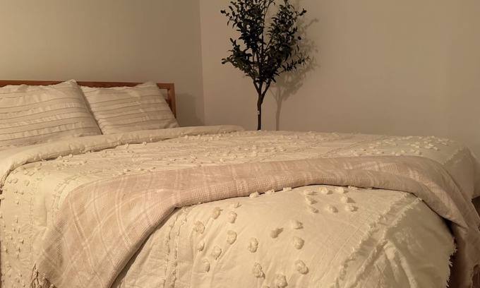 Alderwood House | Modern stay Minutes from YYZ and Rogers Centre with own washroom&kitchen