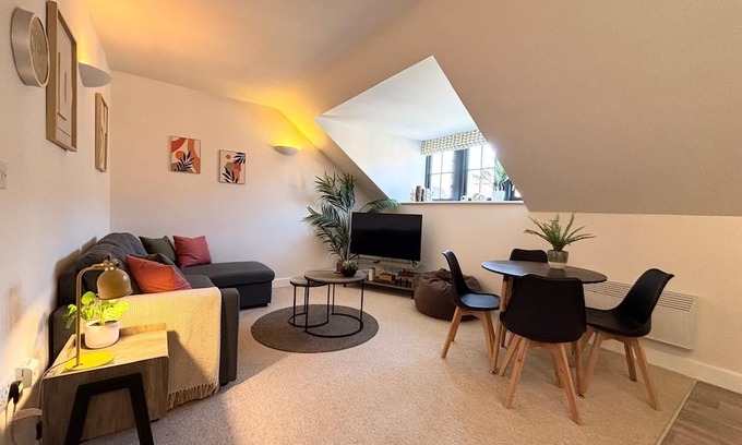 Shrewsbury Apartment | Modern Shrewsbury Apartment with Parking