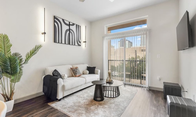Central Business District Apartment | Downtown Houston Modern Elegant Loft with Free Parking/WiFi/Skyview/Pool