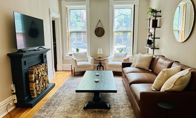 Lakeview Apartment | Mid-Century Modern 2 BD APT | Walk to Wrigley