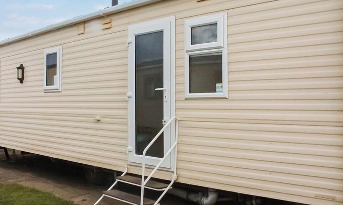 Caister-on-Sea House | Introducing the ABI Vista, a 2-bedroom caravan designed to accommodate up to 6 guests.