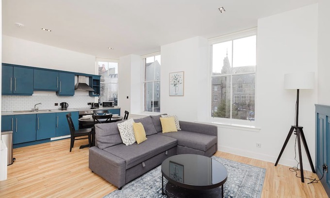 Old Town Apartment | Central Old Town Apt. w/Views of the Grassmarket