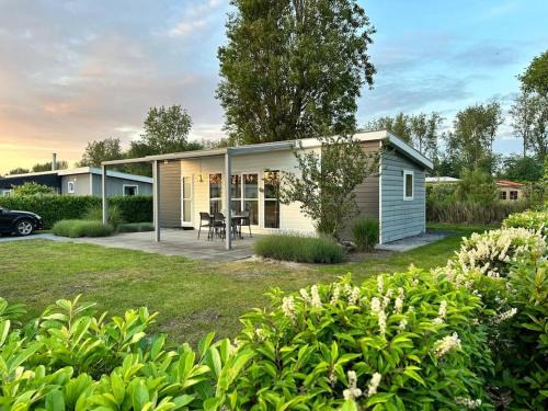 Dordtse Biesbosch Ski Chalet | Vakantiehuisje met riante tuin