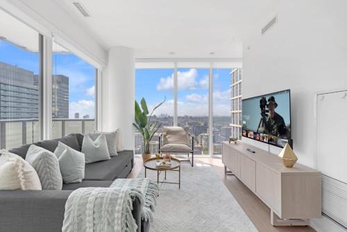 Downtown Toronto Apartment | Sunlit Corner Suite Top Location Free Parking